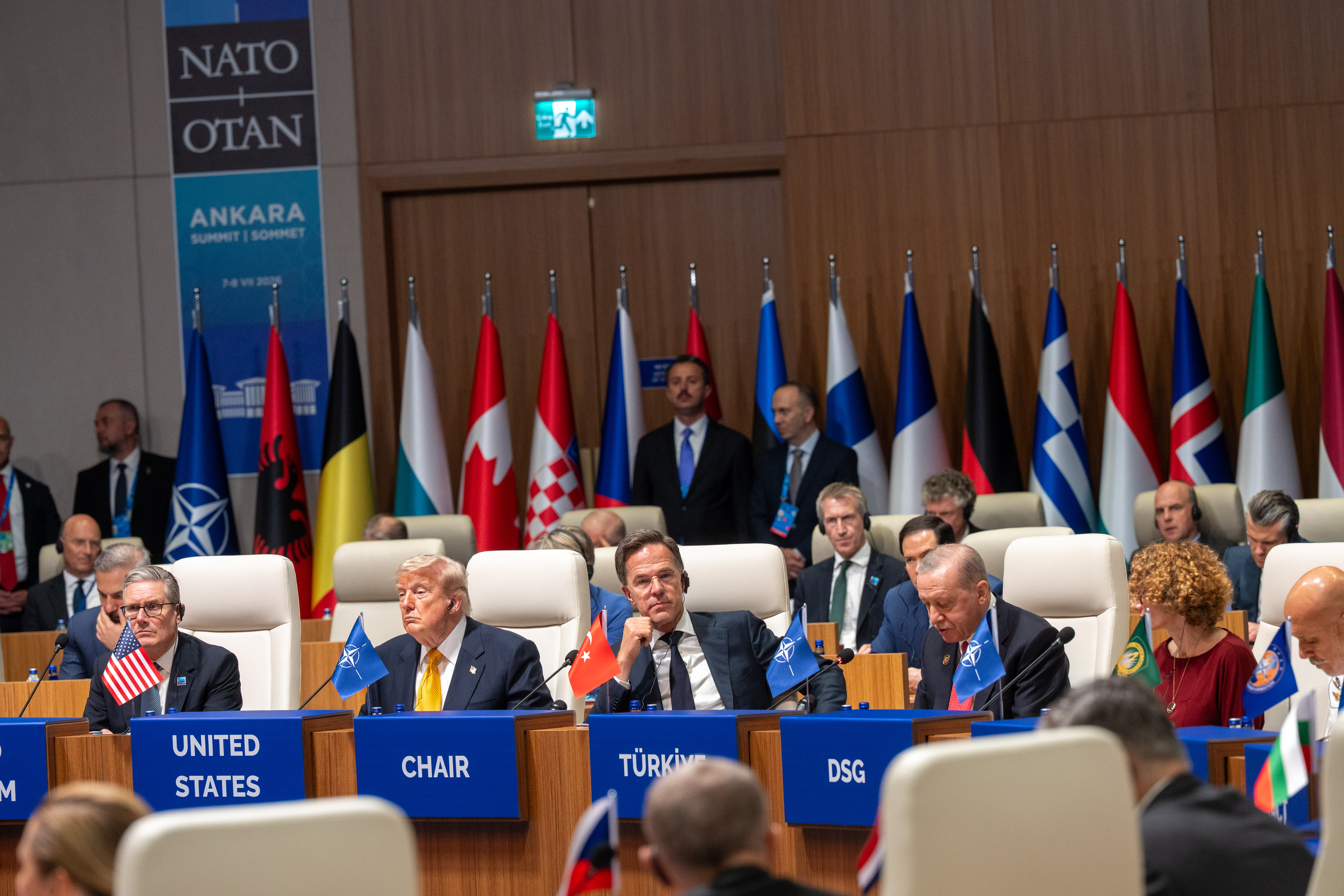 Le Premier ministre du Royaume-Uni, Keir Starmer ; le pr&eacute;sident des &Eacute;tats-Unis, Donald Trump ; le secr&eacute;taire g&eacute;n&eacute;ral de l'Otan, Mark Rutte ; le pr&eacute;sident de la Turquie, Recep Tayyip Erdogan ; et la secr&eacute;taire g&eacute;n&eacute;rale d&eacute;l&eacute;gu&eacute;e de l'Otan, Radmila Shekerinska