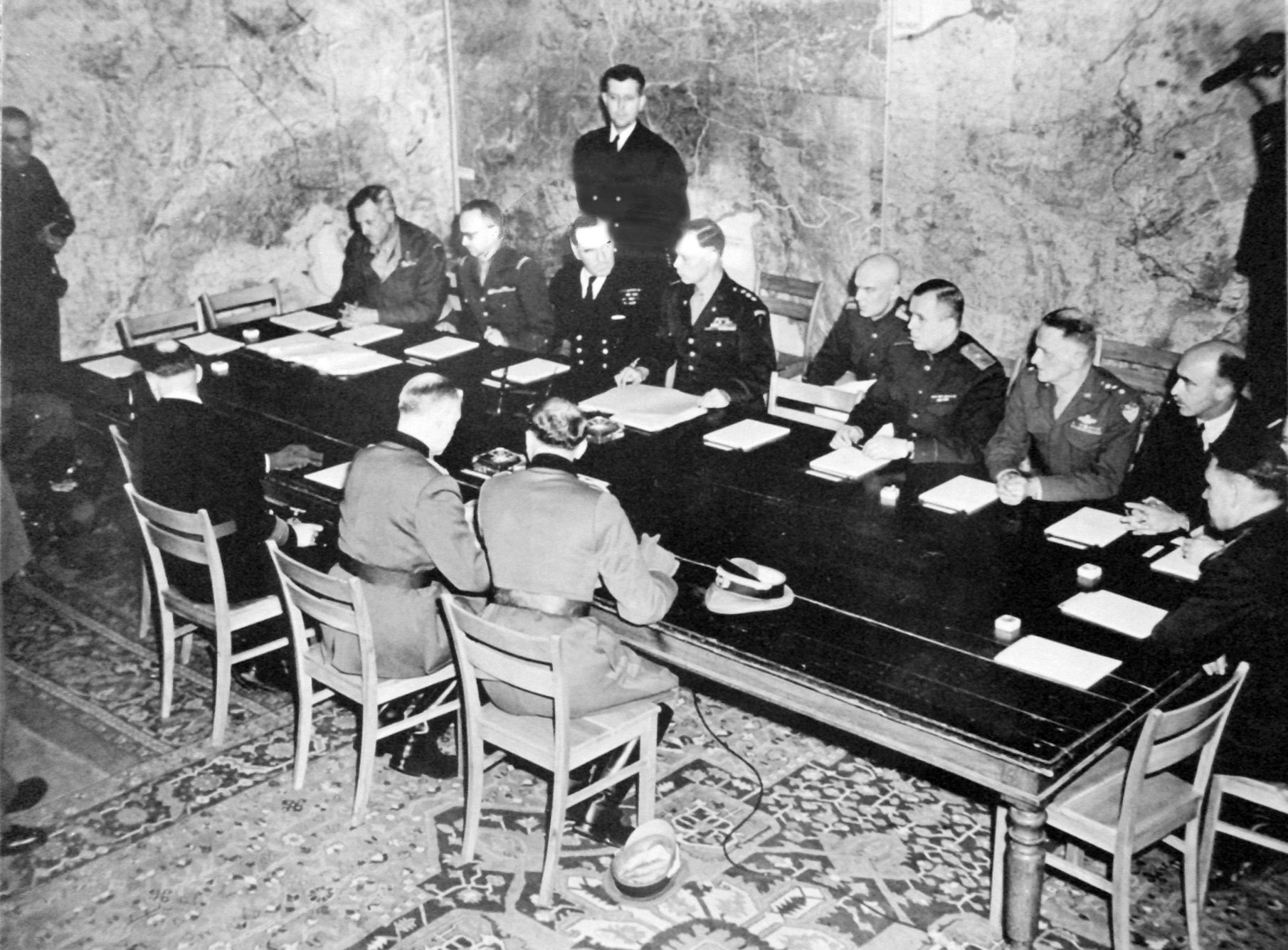 Signature de la reddition allemande à Reims, le 7 mai 1945 (© Musée de la reddition de Reims, CC BY-SA 3.0 via Wikimedia Commons)