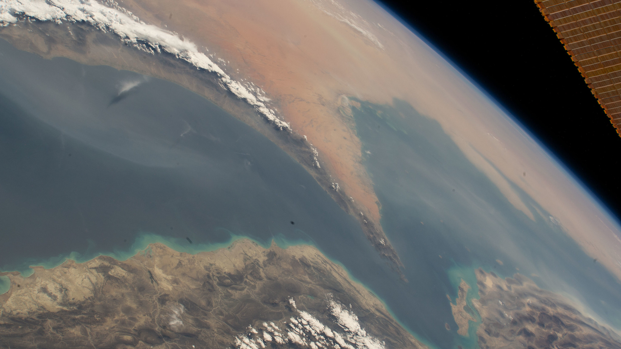The Strait of Hormuz connects the Gulf of Oman with the Persian Gulf par NASA Johnson CC BY-NC-ND 2.0