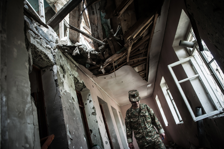 Une maison bombardée dans le village de Talish, situé près de la frontière avec l'Azerbaïdjan. Les soldats azéris sont entrés dans le village pendant la guerre d'avril 2016, ont tué quatre vieux hommes et leur ont brutalement coupé les oreilles. Le village est maintenant inhabité. © Prospekt Photographers
