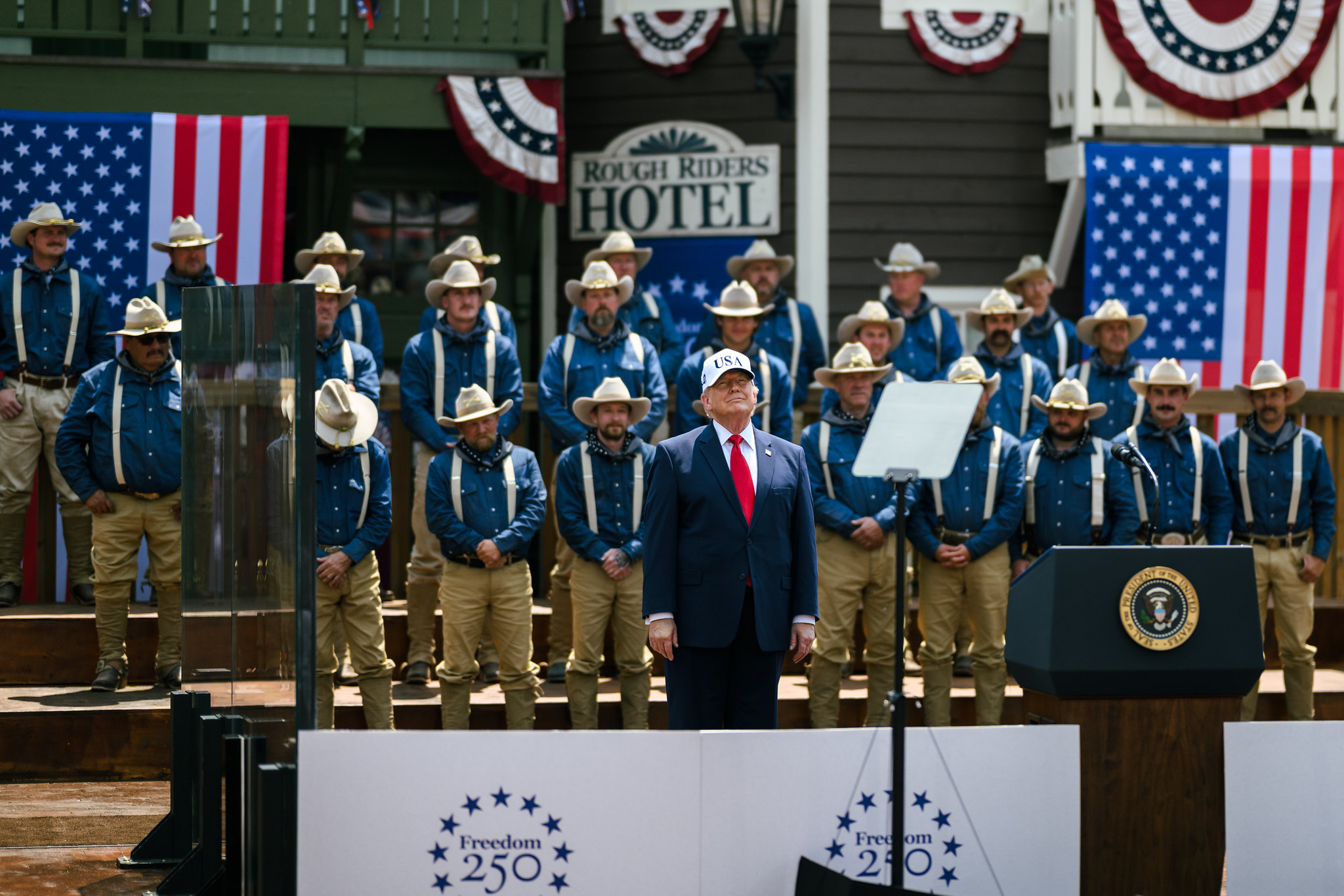 Le pr&eacute;sident Donald Trump prononce un discours &agrave; l'amphith&eacute;&acirc;tre Burning Hills de Medora, dans le Dakota du Nord, le 1er juillet 2026 (&copy; Photo officielle de la Maison Blanche par Daniel Torok / Flickr)