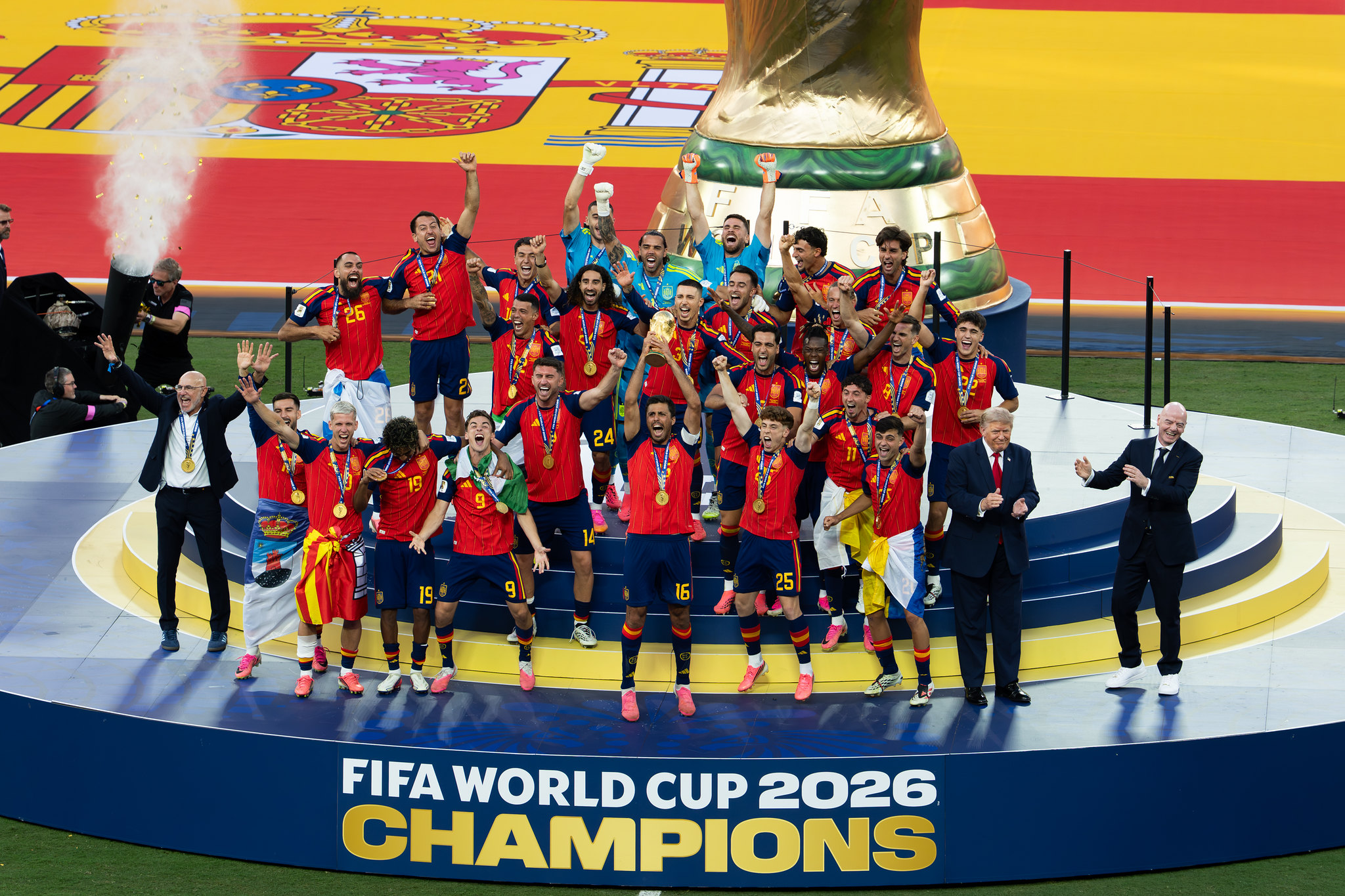 Le pr&eacute;sident Donald Trump et la Premi&egrave;re dame Melania Trump assistent &agrave; la finale de la Coupe du monde de la FIFA opposant l'Espagne &agrave; l'Argentine, le dimanche 19 juillet 2026, au MetLife Stadium (&copy; Photo officielle de la Maison Blanche par Andrea Hanks / Flickr) / Donald Trump a souhait&eacute; figurer sur la photo finale du soul&egrave;vement de la Coupe du monde par l'&eacute;quipe nationale espagnole &agrave; l'issue de leur victoire 1-0 face &agrave; l'Argentine.
