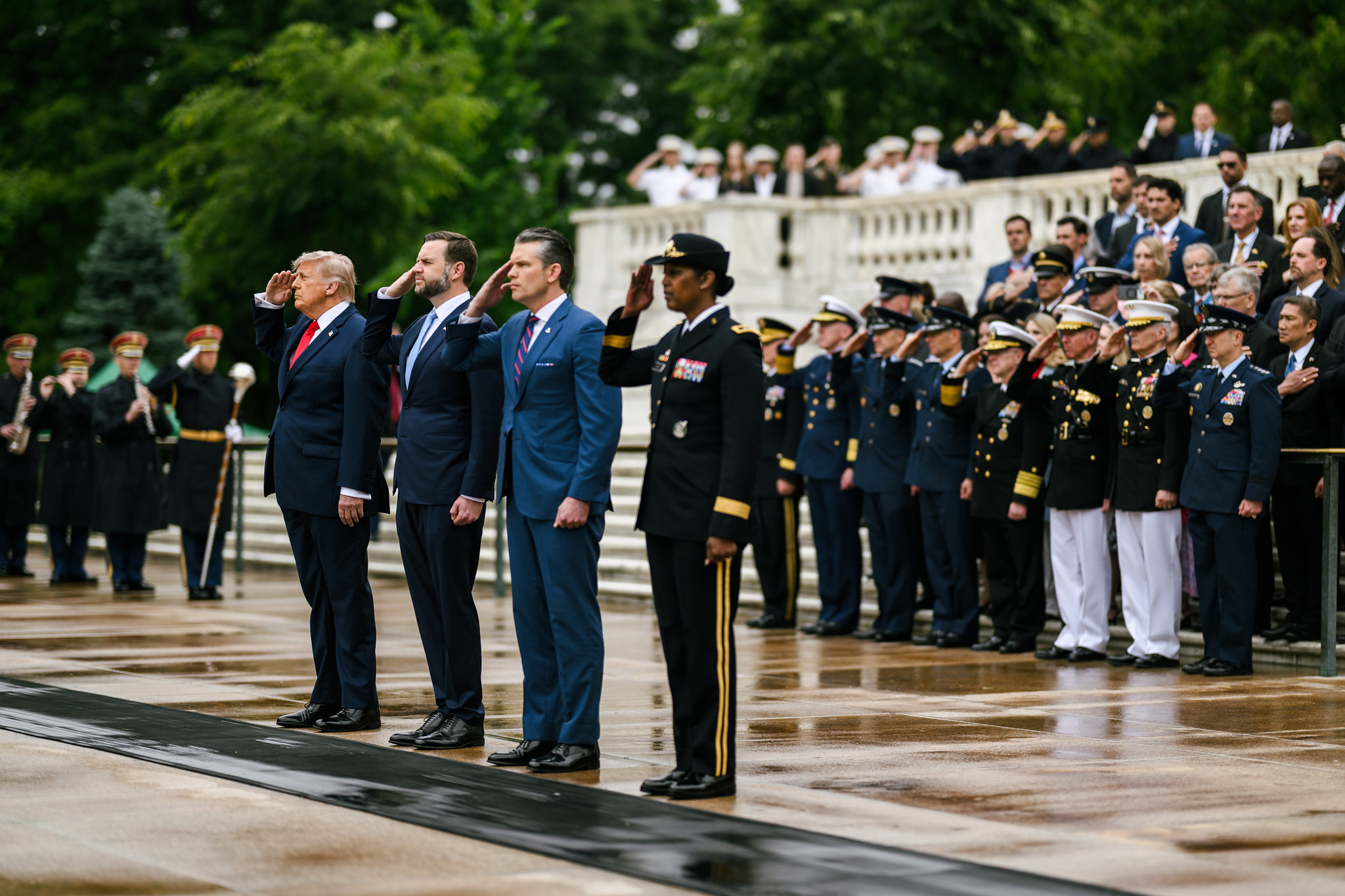 Le pr&eacute;sident Donald Trump et le vice-pr&eacute;sident J. D. Vance ont particip&eacute; &agrave; une c&eacute;r&eacute;monie de d&eacute;p&ocirc;t de gerbe au Tombeau du Soldat inconnu, le lundi 26 mai 2026, au cimeti&egrave;re national d'Arlington, en Virginie, &agrave; l'occasion du Memorial Day. (&copy; Photo officielle de la Maison-Blanche par Daniel Torok / Flickr)
